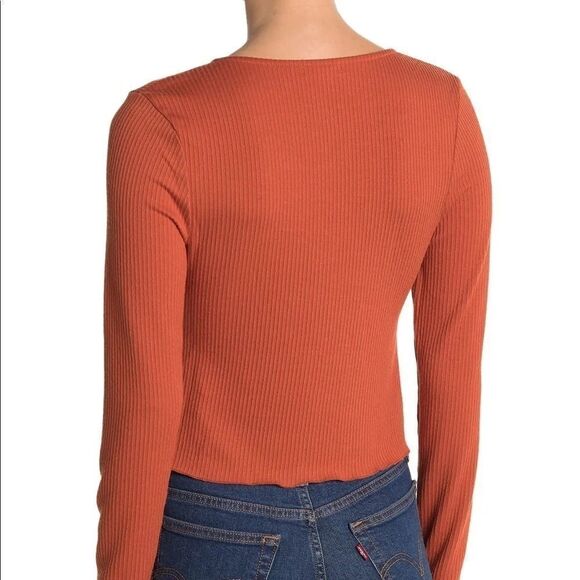 ⭐️ 3 for $30 Scoop Neck Button Front Top in Amber - Picture 2 of 3